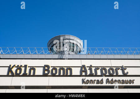 Flughafen Köln-Bonn (Konrad Adenauer) - Haupt Gebäude des Terminal 1. Der Flughafen ist durch Verkehr Einheiten an fünfter Position in Deutschland. Stockfoto