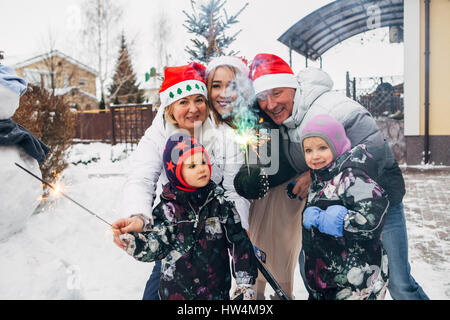 Große Familie feiert Weihnachten und Neujahr Stockfoto