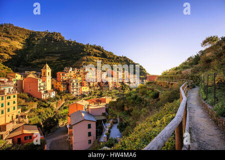 Manarola Dorf, trekking, Trail, Kirche und Weinberg. Nationalpark Cinque Terre, Ligurien Italien Europa. Langzeitbelichtung Stockfoto