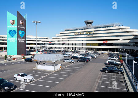 Flughafen Köln-Bonn (Konrad Adenauer) - Haupt Gebäude des Terminal 1. Der Flughafen ist durch Verkehr Einheiten an fünfter Position in Deutschland. Stockfoto