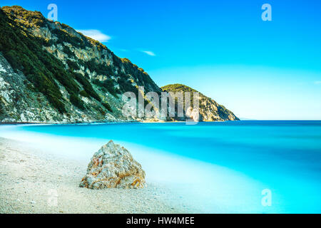 Rock im blauen Meer. Sansone Strand. Die Insel Elba. Toskana, Italien. Langzeitbelichtung Fotografie Stockfoto