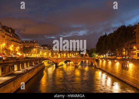 Nacht Panorama der Seineufer in Paris, Frankreich. Stockfoto