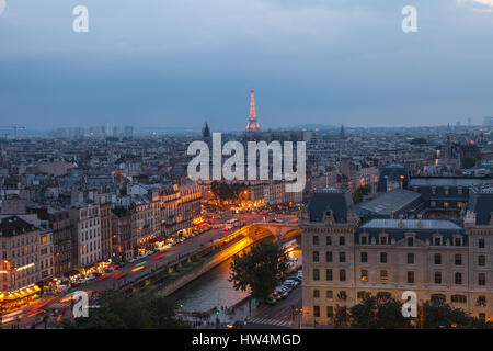PARIS - 15. Juli 2014: Eiffelturm und Seine Fluss in der Nacht am Juli 15,2014 in Paris. Nacht-Blick vom Dach der Kathedrale Notre Dame i Stockfoto