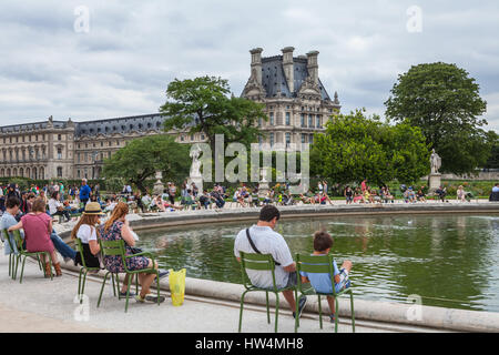 PARIS - 15. Juli 2014: Berühmte Tuilerien-Garten (Jardin des Tuileries). Schönsten und beliebtesten Grünanlage befindet sich zwischen dem Louvre Museum und die P Stockfoto