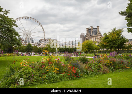 PARIS - 15. Juli 2014: Berühmte Tuilerien-Garten (Jardin des Tuileries). Schönsten und beliebtesten Grünanlage befindet sich zwischen dem Louvre Museum und die P Stockfoto