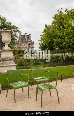 PARIS - 15. Juli 2014: Berühmte Tuilerien-Garten (Jardin des Tuileries). Schönsten und beliebtesten Grünanlage befindet sich zwischen dem Louvre Museum und die P Stockfoto