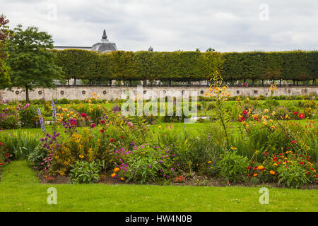 PARIS - 15. Juli 2014: Berühmte Tuilerien-Garten (Jardin des Tuileries). Schönsten und beliebtesten Grünanlage befindet sich zwischen dem Louvre Museum und die P Stockfoto