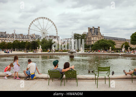 PARIS - 15. Juli 2014: Berühmte Tuilerien-Garten (Jardin des Tuileries). Schönsten und beliebtesten Grünanlage befindet sich zwischen dem Louvre Museum und die P Stockfoto