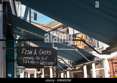 Traditionellen Fish And Chips zu unterzeichnen. Youngs, Marquess of Anglesey, Russell Street, West End, London, UK Stockfoto