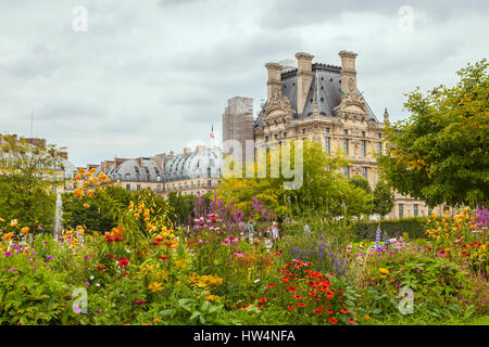 PARIS - 15. Juli 2014: Berühmte Tuilerien-Garten (Jardin des Tuileries). Schönsten und beliebtesten Grünanlage befindet sich zwischen dem Louvre Museum und die P Stockfoto