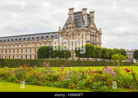 PARIS - 15. Juli 2014: Berühmte Tuilerien-Garten (Jardin des Tuileries). Schönsten und beliebtesten Grünanlage befindet sich zwischen dem Louvre Museum und die P Stockfoto