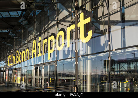 Flughafen Köln-Bonn (Konrad Adenauer) - Haupt Gebäude des Terminal 2. Der Flughafen ist durch Verkehr Einheiten an fünfter Position in Deutschland. Stockfoto