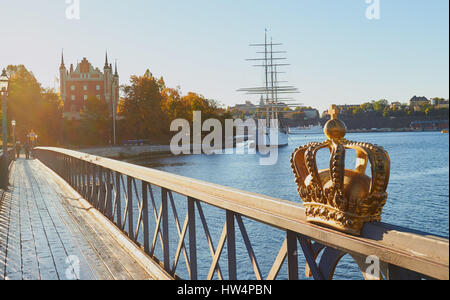 Skeppsholmsbron Brücke im Herbst Sonnenlicht mit af Chapman Segelschiff, jetzt eine Jugendherberge, günstig Insel Skeppsholmen, Stockholm, Schweden. Stockfoto