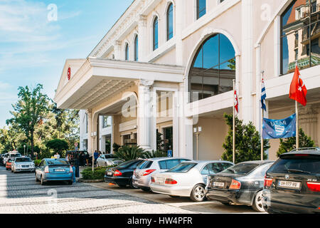 Batumi, Georgien - 25. Mai 2016: Autos geparkt in der Nähe von Sheraton Batumi Hotel im sonnigen Sommertag Stockfoto