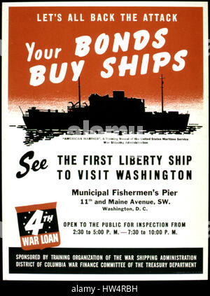 LIBERTY-Schiffe amerikanischer Plakatwerbung der vierten Kriegsanleihe und ein Liberty Klasse Cargo Schiff besucht Washington, D.C. etwa 1942 Stockfoto