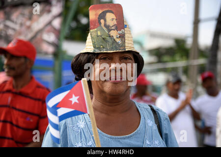 Kubanische Frau trägt einen Hut mit Fidel Castro Foto während der Mai-Feierlichkeiten in Santiago De Cuba, Kuba befestigt. Stockfoto