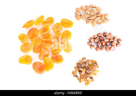 Köstlichkeiten, verschiedene Gewürze verstreut auf dem weißen Hintergrund. Stockfoto
