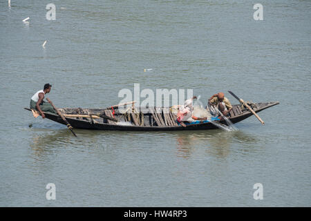 Indien, Kolkata (aka Kalkutta bis 2001) Hauptstadt des indischen Bundesstaates Westbengalen, gelegen am Fluss Hooghly. Lokale Fischer im typischen kleinen fi Stockfoto