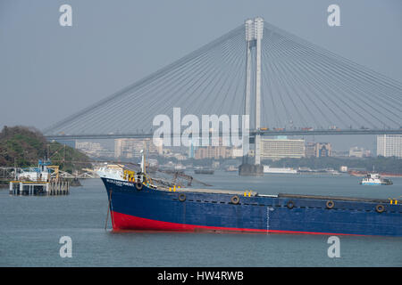 Indien, Kolkata (aka Kalkutta) West-Bengalen, Hooghly River. Vidyasagar Setu (Brücke) anschließen Howrah, Kalkutta. Es ist die längste Brücke in Asien Stockfoto