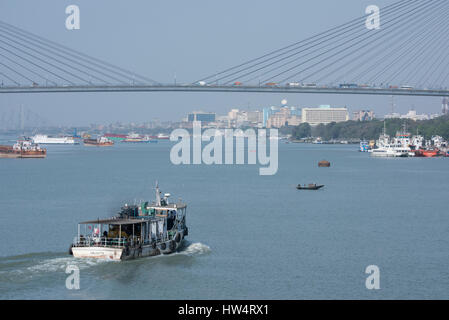 Indien, Kolkata (aka Kalkutta) Hauptstadt von West-Bengalen, Hooghly River. Vidyasagar Setu (Brücke) verbindet mehr als 85.000 Fahrzeuge pro Tag von Howrah, Kol Stockfoto