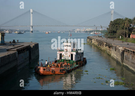 Indien, Kolkata (aka Kalkutta) West-Bengalen, Hooghly River. Kanalsystem vor Vidyasagar Setu (Brücke) anschließen Howrah, Kalkutta. Es ist die Stockfoto