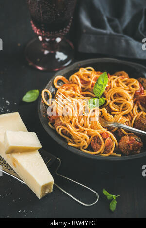 Spaghetti mit Meatballas, Basilikum, Parmesan-Käse in schwarze Platte Stockfoto