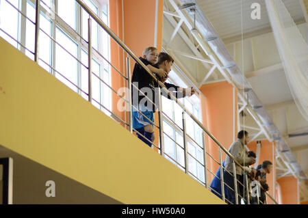 KOVROV, Russland - 13. Dezember 2015: Futsal Wettbewerben im Sportkomplex Molodozhnyy. Jugendliche auf dem Balkon beobachten das Spiel Stockfoto