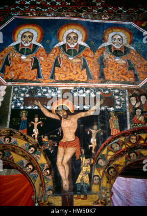 Äthiopien. Gondar. Debre Birhan Selassie Kirche (Trinity und Berg des Lichtes). Unter dem Kaiser Eyasu II, 17. Jahrhundert gebaut. Gekreuzigten Christus und die Heilige Dreifaltigkeit. Unter freiem Himmel. Eintritt in das Allerheiligste. UNESCO-Weltkulturerbe. Stockfoto