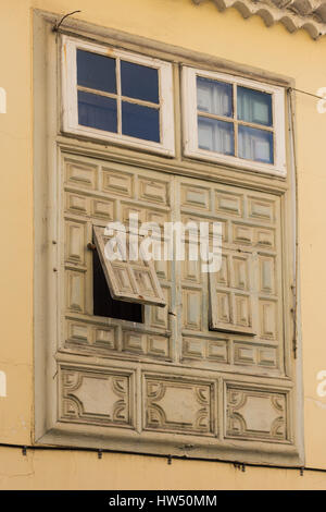Alte Holzfenster auf den Aufbau der Fassade in Spanien Stockfoto