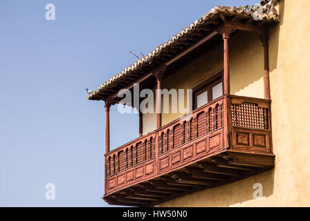 schönen Holzbalkon auf traditionelles Haus in Spanien Stockfoto