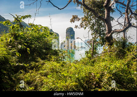 Thailand, Krabi, Ao Nang Dorf. Blick von den Affe-Pfad zum Strand Centara Hotel. Stockfoto
