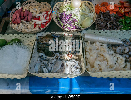 Thailand, Provinz Krabi. Frische Rohprodukte, die Thai Fast-Food - Krabben, Garnelen, Hähnchenkeulen, Fisch und verschiedene Gemüse. Stockfoto