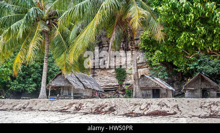 Thailand, Provinz Krabi. Fischerdorf auf einer der vielen Inseln im Meer. Die Hütten mit Bambuswänden mit Palmenblättern bedeckt. Stockfoto