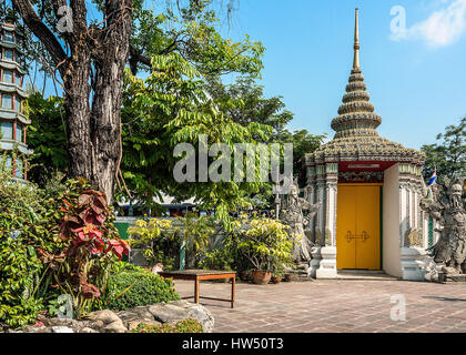 Thailand, Bangkok. Tempel des liegenden Buddha (Wat Pho). Stein-Figuren von Kriegern, importiert aus China, Bewachung einer der Eingänge zu den temp Stockfoto