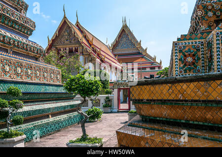 Thailand, Bangkok. Tempel des liegenden Buddha (Wat Pho). Der größte Chedi in Höhe 41 m - a grün, dekoriert mit Bildern von der Buddh Stockfoto