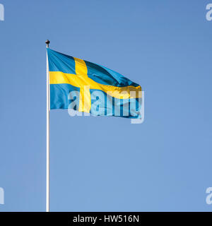 Schwedische Flagge vor einem strahlend blauen Himmel Stockfoto