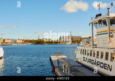 Fähre mit Nordiska Museet (kulturhistorische Museum) im Hintergrund, Djurgården, Stockholm, Schweden, Skandinavien vertäut. Stockfoto