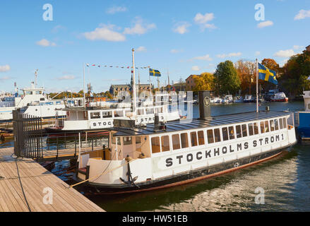 Schwedische Flagge Boote vertäut Waterfront, Stockholm, Schweden, Skandinavien Stockfoto