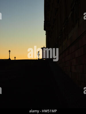 Soldat auf Aufgabe außerhalb der Kungliga Slottet (Royal Palace) bei Sonnenaufgang, Stockholm, Schweden silhouetted, Skandinavien Stockfoto