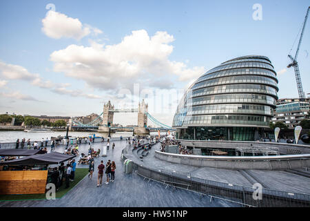 Das Rathaus in London befindet sich in Southwark am Südufer der Themse in der Nähe der berühmten Tower Bridge. Die Eröffnung des Rathauses war Stockfoto