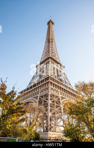 Der berühmte Eiffelturm in Paris, Frankreich, ist ein Eisen-Gittermast am Champ de Mars und wurde nach dem Ingenieur Gustave Eiffel benannt. La Tour E Stockfoto