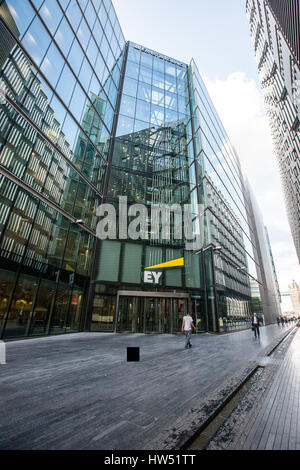 Ernst & Young Büro in London, Vereinigtes Königreich. EY ist eine multinationale professionelles Dienstleistungsunternehmen und zählt zu den "Big Four" Prüfungsgesellschaften. In Stockfoto