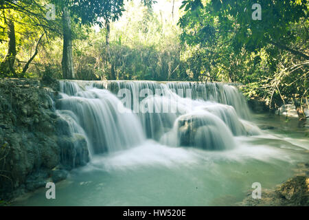 Die spektakuläre Kuang Si Wasserfälle auch bekannt als Tat Kuang Si Waterfalls ist ein beliebtes Touristenziel in Luang Prabang, Laos. Stockfoto