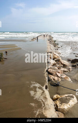 Pier, Kai, Meer Menschen hohe Wellen zu beobachten. Code Orange ist für Gezeiten und Wind gegeben. Fuengirola, Malaga, Andalusien. Spanien Stockfoto