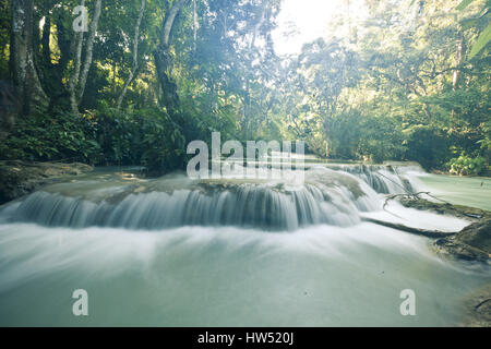 Die spektakuläre Kuang Si Wasserfälle auch bekannt als Tat Kuang Si Waterfalls ist ein beliebtes Touristenziel in Luang Prabang, Laos. Stockfoto