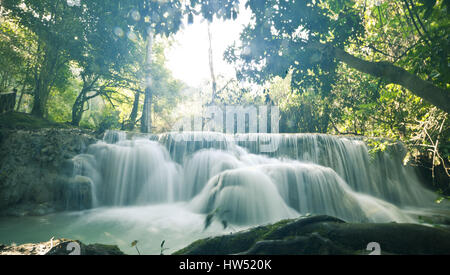 Die spektakuläre Kuang Si Wasserfälle auch bekannt als Tat Kuang Si Waterfalls ist ein beliebtes Touristenziel in Luang Prabang, Laos. Stockfoto