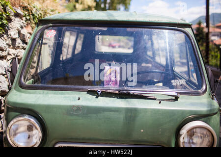 Altes grünes Auto mit einem Bild von Maria, die Mutter Jesu in Ohrid, eine Stadt in der Republik Mazedonien. Stockfoto