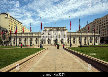 Vorderansicht der Palacio De La Moneda der Sitz des Präsidenten der Republik Chile. Es befindet sich in Santiago de Chile und beherbergt auch Stockfoto