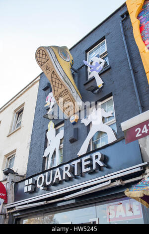 Ein großer Converse Sneaker auf eine Fassade aus dem "Viertel-Schuh" Speichern in Camden, London. Stockfoto