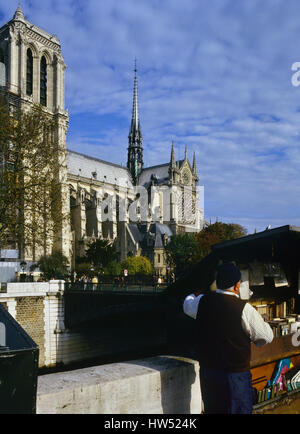 Buch-Verkäufer Stände am linken seine-Ufer mit Blick über den Fluss Seine Kathedrale Notre Dame, Paris, Frankreich Stockfoto